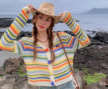 ▲花朵條紋針織長袖帶有春天氛圍感。（圖／翻攝網路）