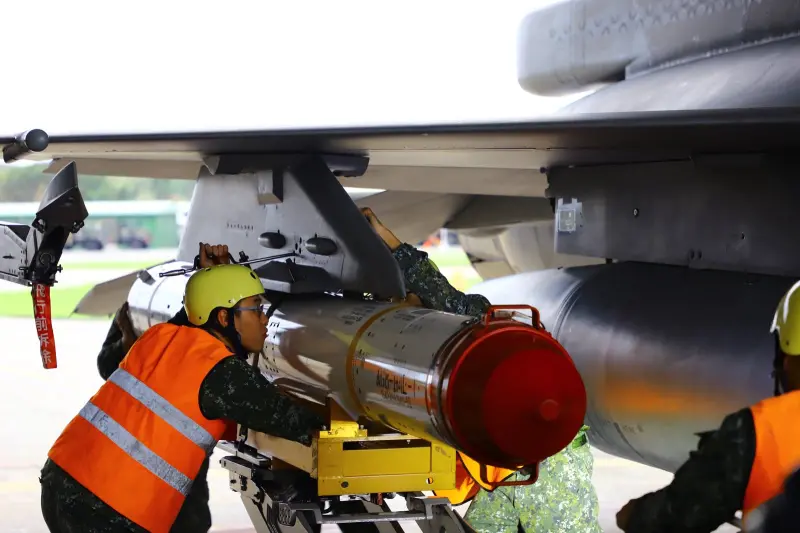 ▲國軍立即備戰操演，空軍第五聯隊F-16戰機執行魚叉反艦飛彈潛力裝掛。（圖／國防部提供）