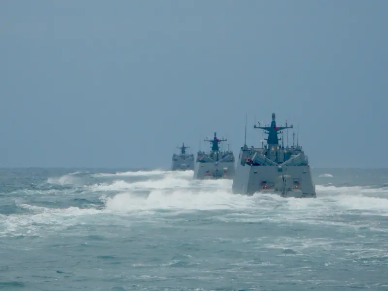 ▲國軍立即備戰操演,海軍光六快艇進駐戰備漁港。(圖/國防部提供)