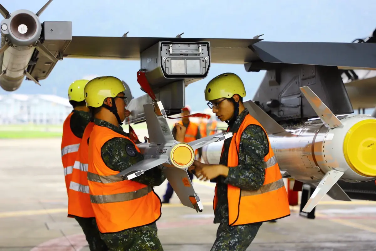 ▲國軍立即備戰操演，空軍第五聯隊F-16戰機執行潛力裝掛，F-16戰機攜掛AN/ALE-50「拖曳誘餌系統」，難得曝光在國人面前。（圖／國防部提供）