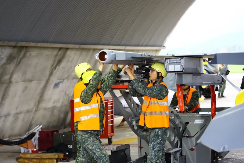 <p>▲國軍立即備戰操演,空軍第五聯隊F-16戰機執行潛力裝掛。(圖/國防部提供)</p>