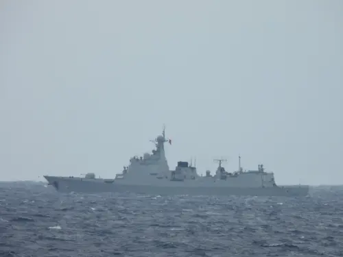 左營軍艦(1803)監控共軍長春艦(150)。(圖/國防部提供) ▲左營軍艦(1803)監控共軍長春艦(150)。(圖/國防部提供)