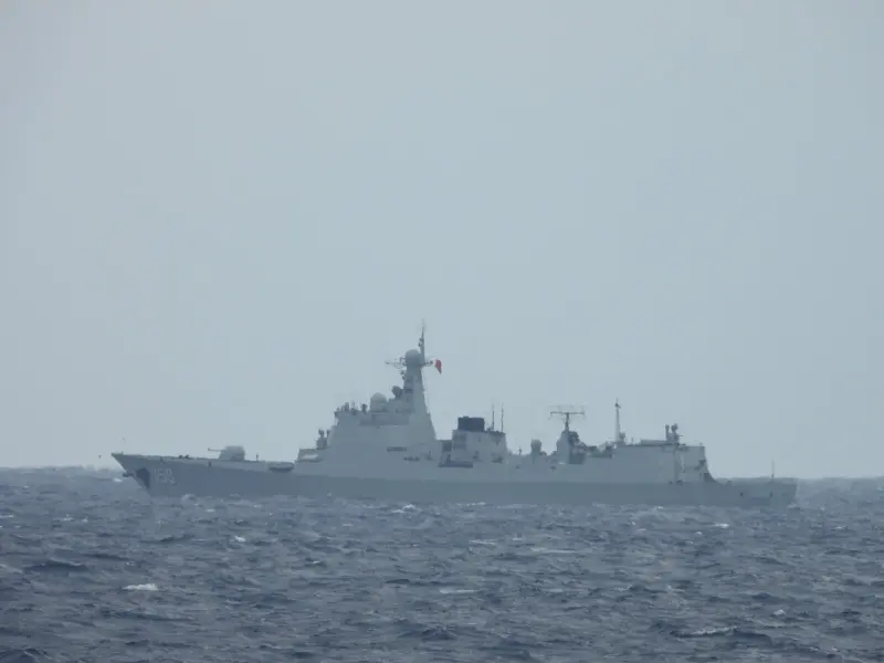 ▲海軍左營軍艦(舷號1803)監控共軍長春艦(舷號150)。(圖/國防部提供)