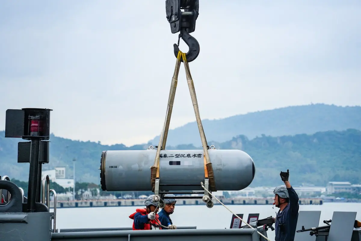 ▲國軍立即備戰操演，海軍快速布雷艇水雷吊放。（圖／國防部提供）