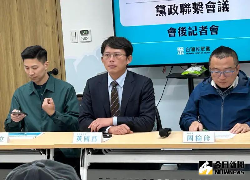 ▲民眾黨主席、立委黃國昌(中)一再重申,自己從頭到尾都沒有去借板橋站前廣場。(圖/記者林詠青攝)