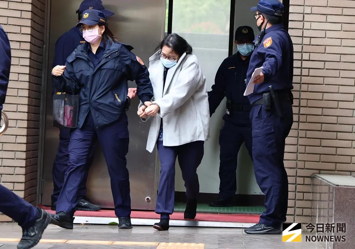 ▲男童「剴剴」遭虐死案4度開庭，保母姊姊劉彩萱（白外套女子）開完庭上囚車還押。（圖／記者朱永強攝）