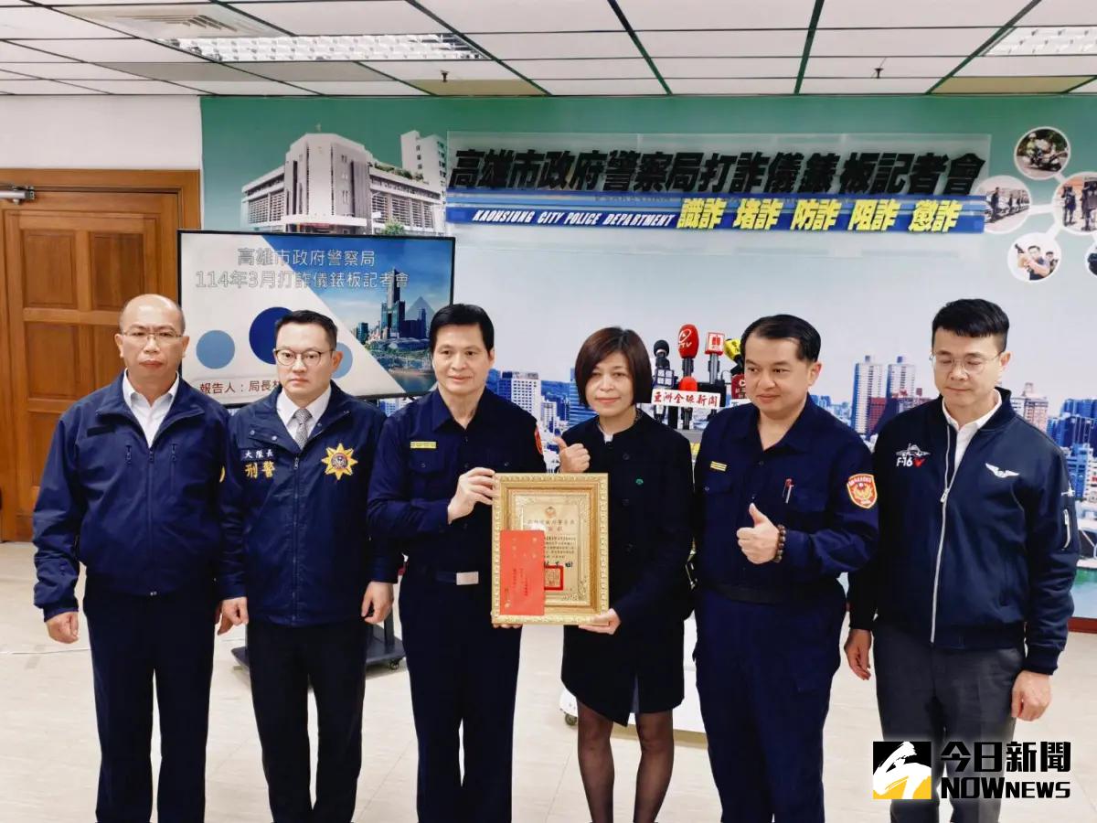 ▲高市警察局犯防科科長李明達（左起）、刑大大隊長鄢志豪、局長林炎田、國泰世華銀行左營分行副理盧虹如、左營分局長謝承甫、公關室主任郝心誠，金警聯手阻詐，建立完善的防詐機制守護市民荷苞。（圖／記者郭凱杰攝,2025.03.19）