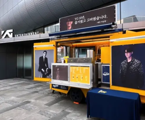 ▲車勝元今（19）日於YG公司門口送上咖啡車，感謝公司10年來的照顧。（圖／翻攝至韓網）