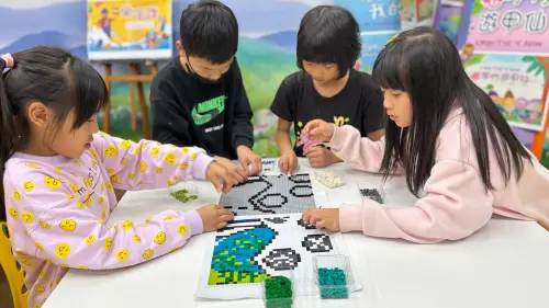 ▲樂高專業認證大師黃彥智製作巨型共創「樂高雄」畫，邀600位學童能夠一起用積木共創畫作，最終完成的96塊版圖將於衛武營展出。（圖／台灣樂高提供）
