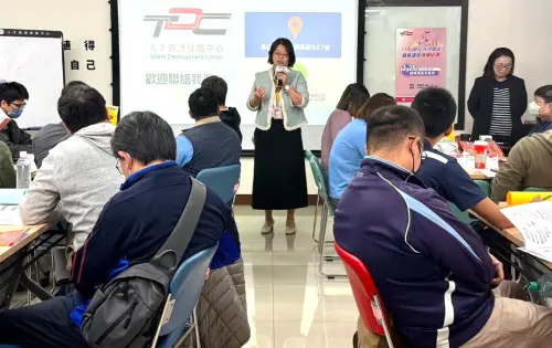 ▲勞動力發展署高屏澎東分署人才資源發展中心主任李玫臻致詞。(圖/高屏澎東分署人才資源發展中心提供) ▲勞動力發展署高屏澎東分署人才資源發展中心主任李玫臻致詞。(圖/高屏澎東分署人才資源發展中心提供)