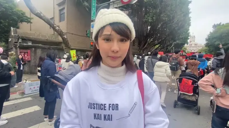 ▲職棒樂天桃猿女孩琳妲參加白菊花運動,聲援被害男童剴剴。(圖/記者劉松霖攝)