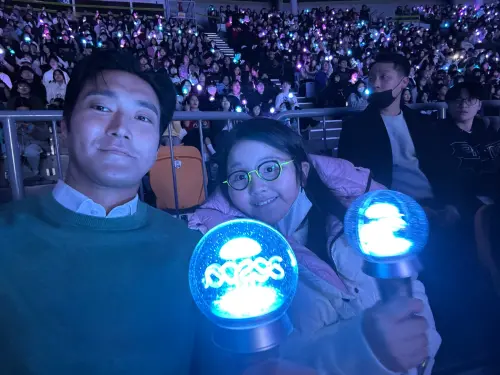 ▲始源（左）於社群中分享帶外甥女（右）看aespa演唱會的照片，直呼：「育兒不簡單」。（圖／始源X）