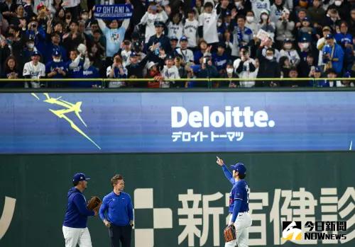 ▲大谷翔平練投後，與左外野球迷互動。（圖／記者葉政勳攝影）