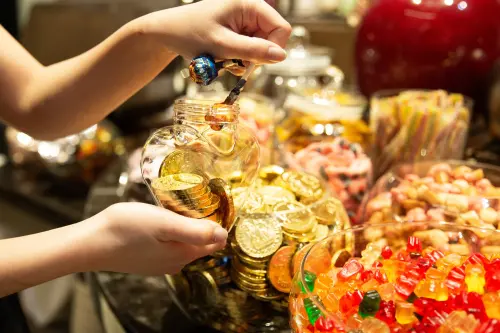 台北萬豪酒店Garden Kitchen「兒童節 ‧ 寶貝出任務」快閃活動,加入官方LINE好友即贈糖果罐乙個,超過20種糖果任選裝滿帶回家。(圖/台北萬豪提供) ▲ 台北萬豪酒店Garden Kitchen「兒童節 ‧ 寶貝出任務」快閃活動,加入官方LINE好友即贈糖果罐乙個,超過20種糖果任選裝滿帶回家。(圖/台北萬豪提供)