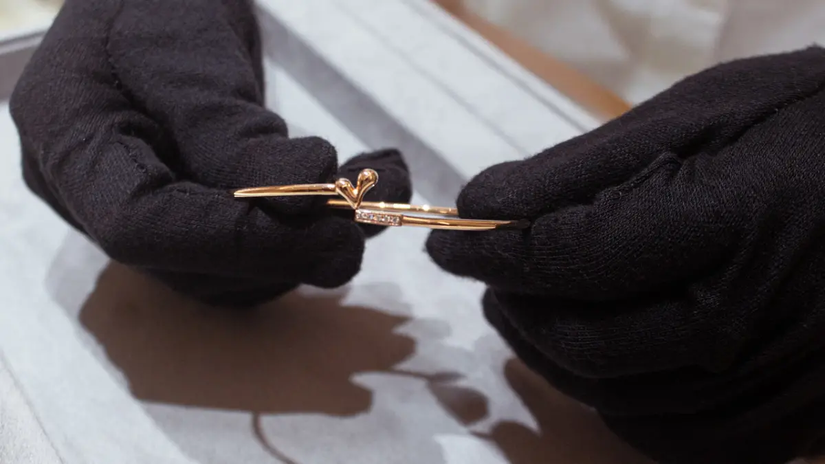 ▲經典系列V Collection以18K、14K金與天然鑽石手工打造，詮釋愛的無限可能。（圖／翻攝畫面）