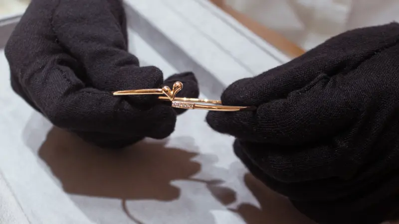 ▲經典系列V Collection以18K、14K金與天然鑽石手工打造，詮釋愛的無限可能。（圖／翻攝畫面）