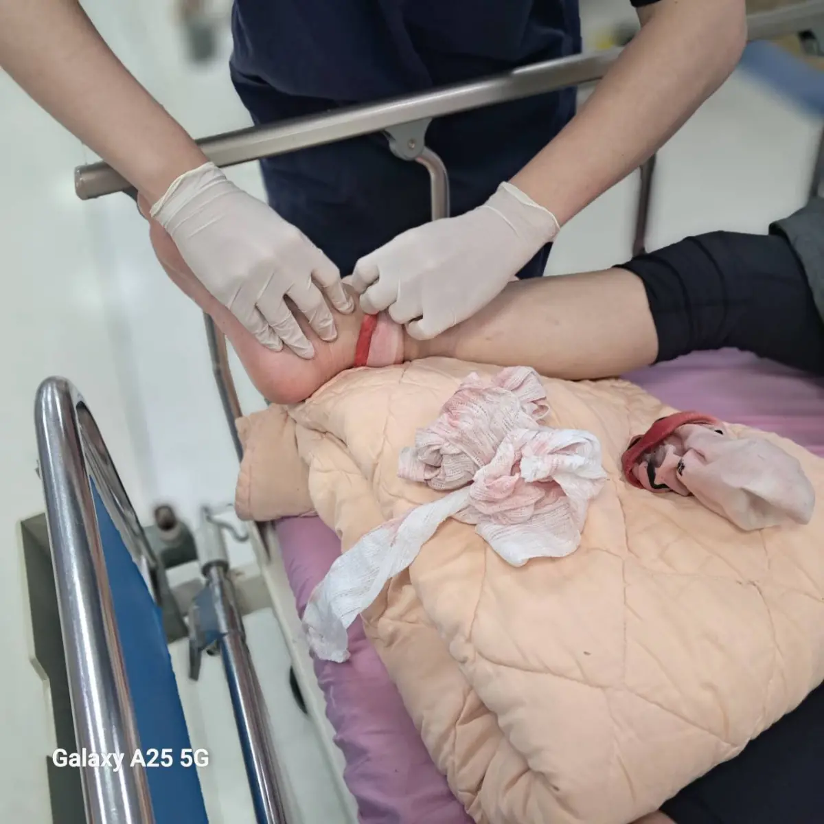 ▲一團25人登山客到屏東縣霧台哈尤溪遊玩，不料突然發生落石意外，造成共7名登山客受傷。（圖／屏東縣政府提供）