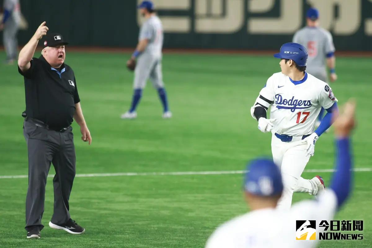▲大谷翔平敲出本季首轟，三壘審高舉右手，判定是全壘打。（圖／記者葉政勳攝）