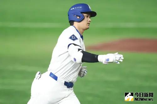 大谷翔平敲出本季全壘打。(圖/記者葉政勳攝) ▲大谷翔平敲出本季全壘打。(圖/記者葉政勳攝)
