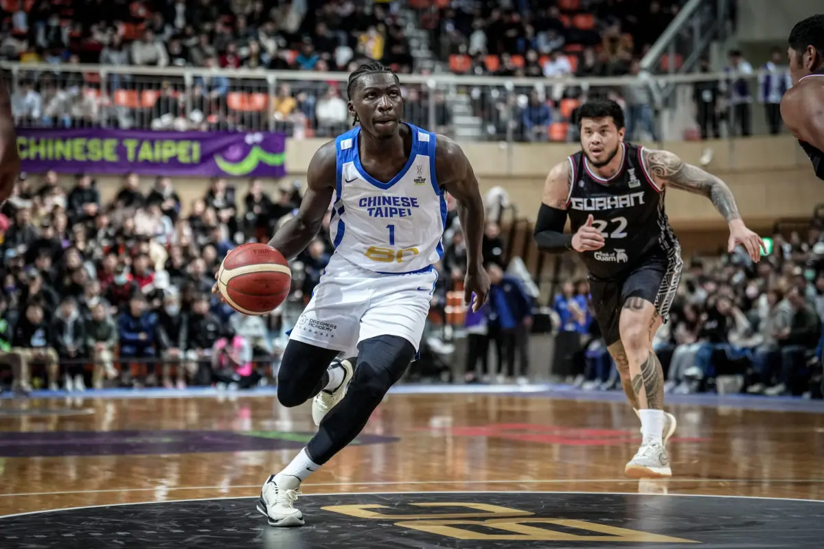 ▲亞洲盃男籃資格賽外卡賽3月19日至21日將在台北市立大學天母體育館舉行，開幕戰由地主隊中華隊迎戰關島，阿巴西此役發揮出色，帶隊贏球。（圖／取自FIBA官網）