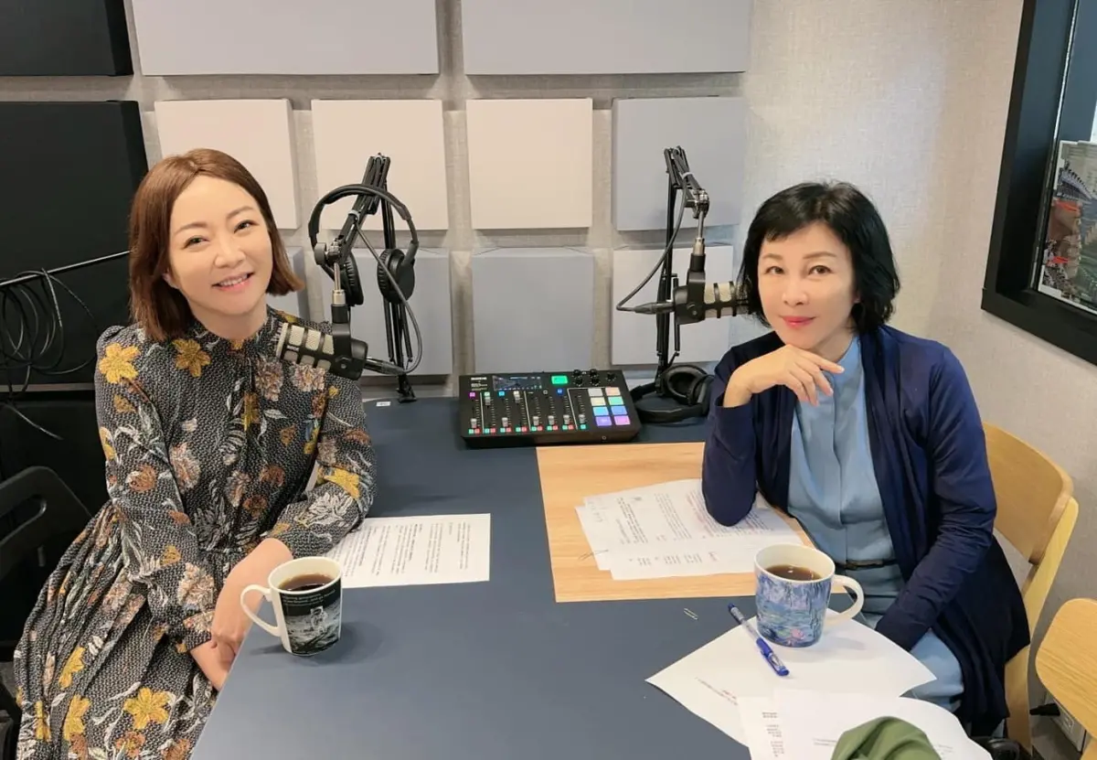 ▲藍太太（洪怡芳）曾上吳淡如（右）Podcast節目，分享從營收破億電商女裝創辦人改行從事包租代管的緣由。（圖／吳淡如臉書）