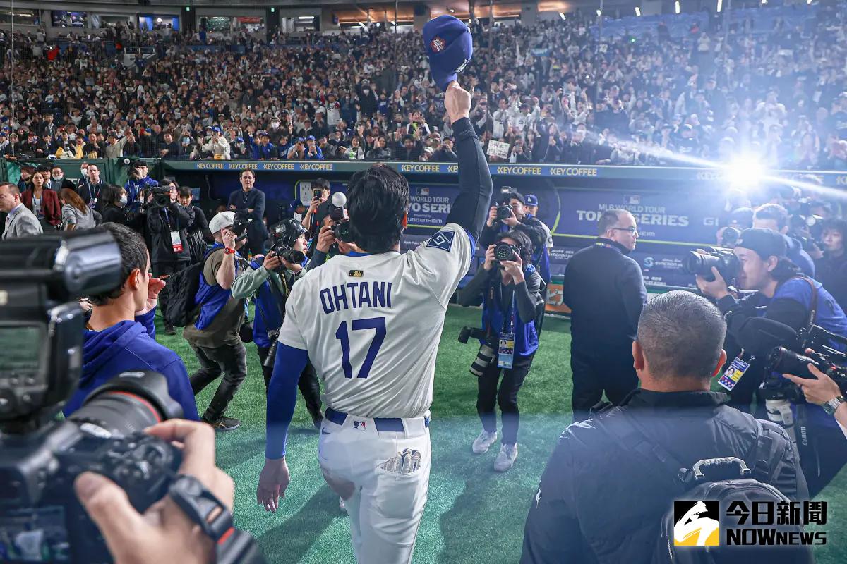 ▲大谷翔平在東京海外開幕系列賽第二戰敲出本季首轟，幫助道奇連2戰橫掃芝加哥小熊，賽後他向進場的球迷揮手致意。這一幕，讓人不禁回想起2019年3月21日，鈴木一朗在他的最後一場MLB比賽結束後，透過這道門向球迷揮手告別。（圖／記者葉政勳攝 , 2025.03.19）