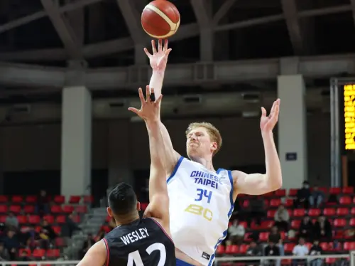 ▲歸化長人高柏鎧捍衛禁區，成為中華男籃大勝關島的關鍵之一。（圖／籃協提供）