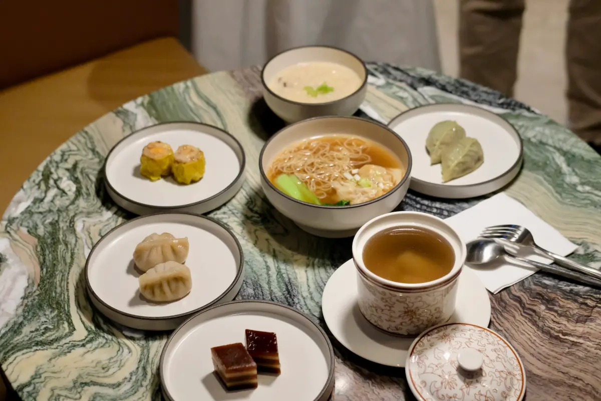 ▲星宇航空位在台中機場的專屬貴賓室「GALACTIC Lounge」在今（2025）年1月底正式營運，自助餐檯有多道中菜台中日月千禧酒店設計；而由台中知名高檔中餐品牌「頂粵吉品」合作的菜色採單點方式，現點現做，相當精緻。（圖／記者葉盛耀攝）