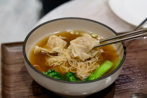 ▲潮州鮮蝦餛飩湯麵裡有著咬起來滿是蝦隻鮮香味的餛飩。（圖／記者葉盛耀攝）