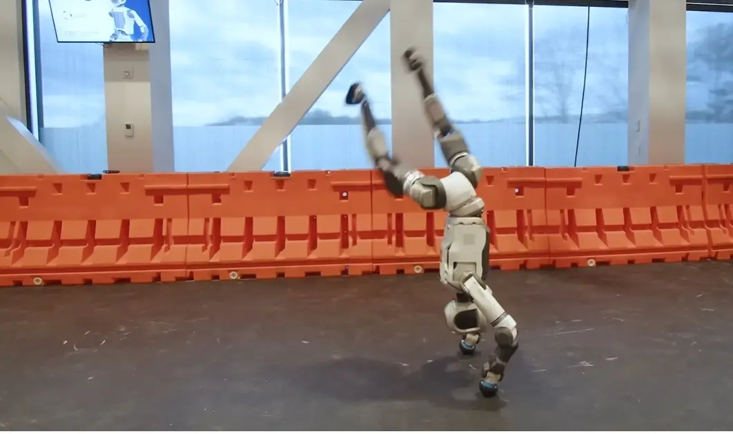 ▲波士頓動力再度秀出旗下機器人Atlas在動作上的最新進化，已能完美做出霹靂舞動作。（圖／翻攝自Boston Dynamics YouTube）