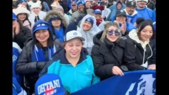 ▲將近100名的道奇球迷湧入迪士尼樂園，在仙杜瑞拉城堡前高喊應援，脫序行徑被po上網後引發日本網友留言：「真的很討厭！」（圖／翻攝自TikTok帳號Pantone 294）