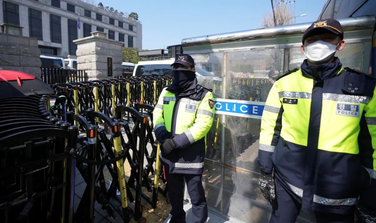 ▲韓國總統尹錫悅的彈劾案，宣判日期一再延遲，至今相關請願書就已超過200萬份。圖為憲法法院外戒備的警力。（圖／美聯社／達志影像）