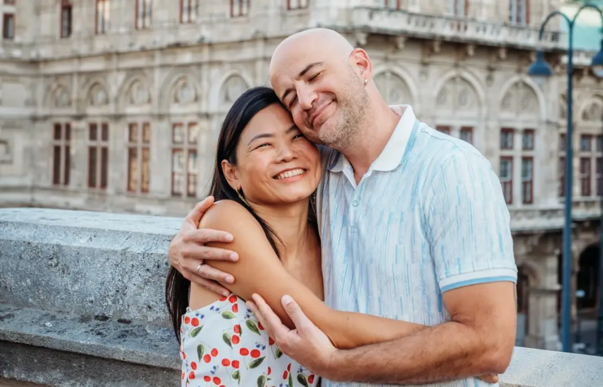 ▲吳鳳（右）和老婆Rynne（左）結婚10年，兩人是事業夥伴，而老婆擁有100%的股權，吳鳳表示，錢給老婆管，才能真的存到錢。（圖／翻攝自吳鳳臉書）