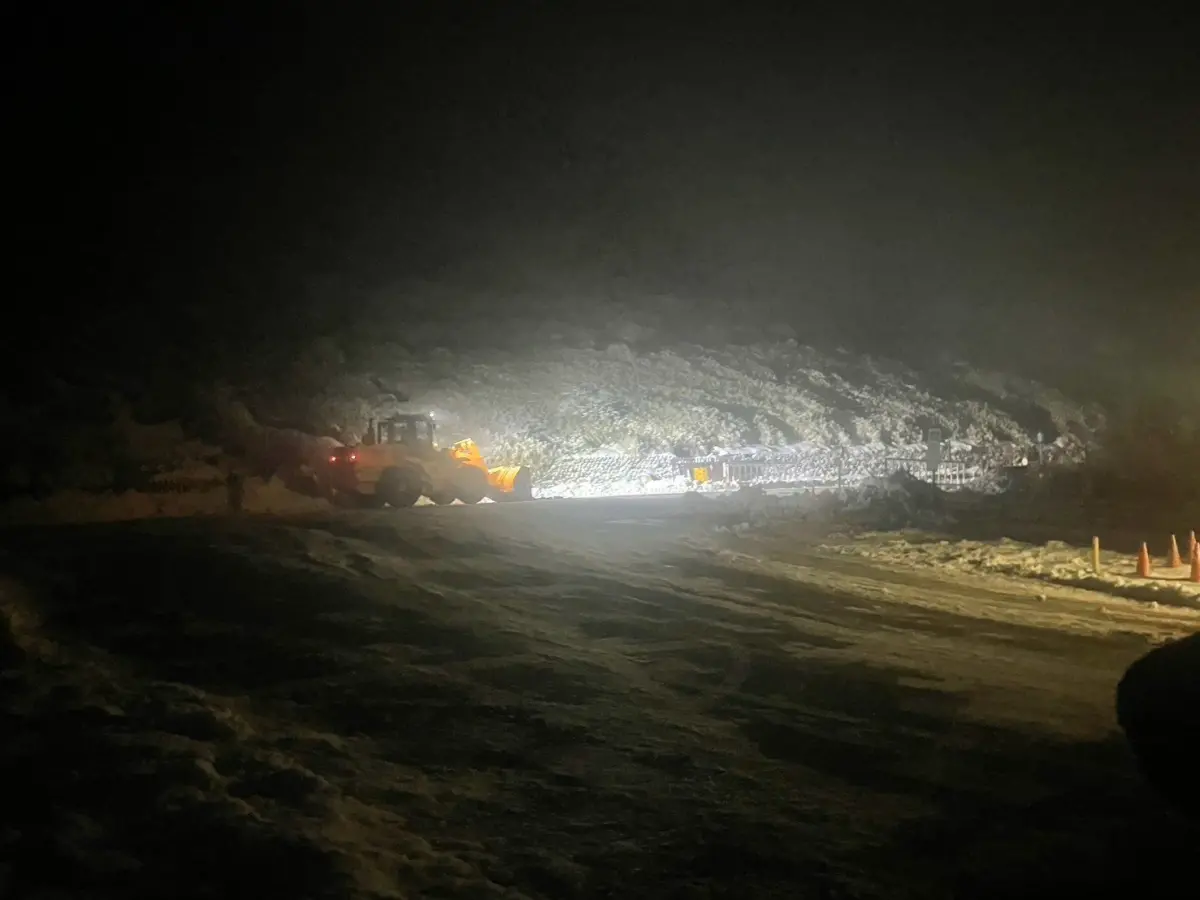 ▲合歡山18日、19日降雪，20日清晨雖未再下雪，但路面、邊坡仍有明顯積雪，且台14甲線鳶峰至松雪樓路面有結冰，交通部公路局中區養護工程分局表示，限加掛雪鏈車輛通行。（圖／翻攝中區養護工程分局）