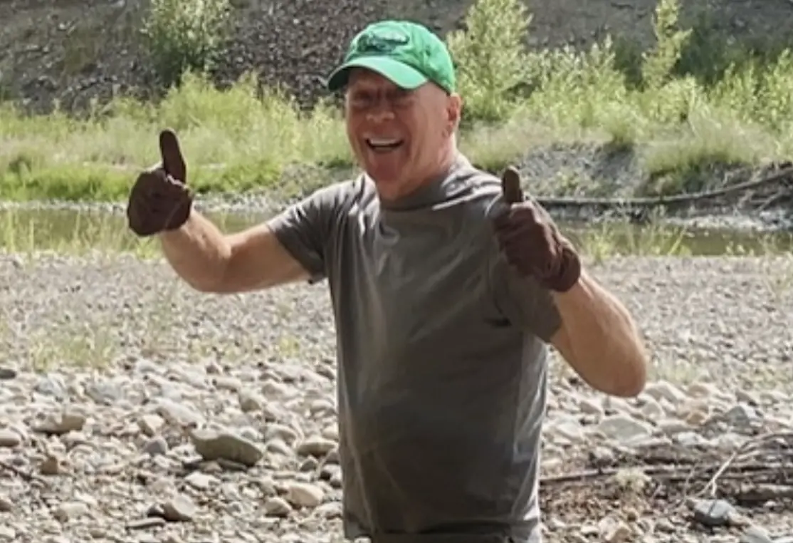 ▲布魯斯威利過70歲生日，昔日他雖然是銀幕上很難被打倒的英雄，近年卻因罹患額顳葉型失智症，不但記憶流失，也影響語言功能。妻子艾瑪請各地影迷獻上祝福，認為他一定能感受得到。（圖／摘自IG）