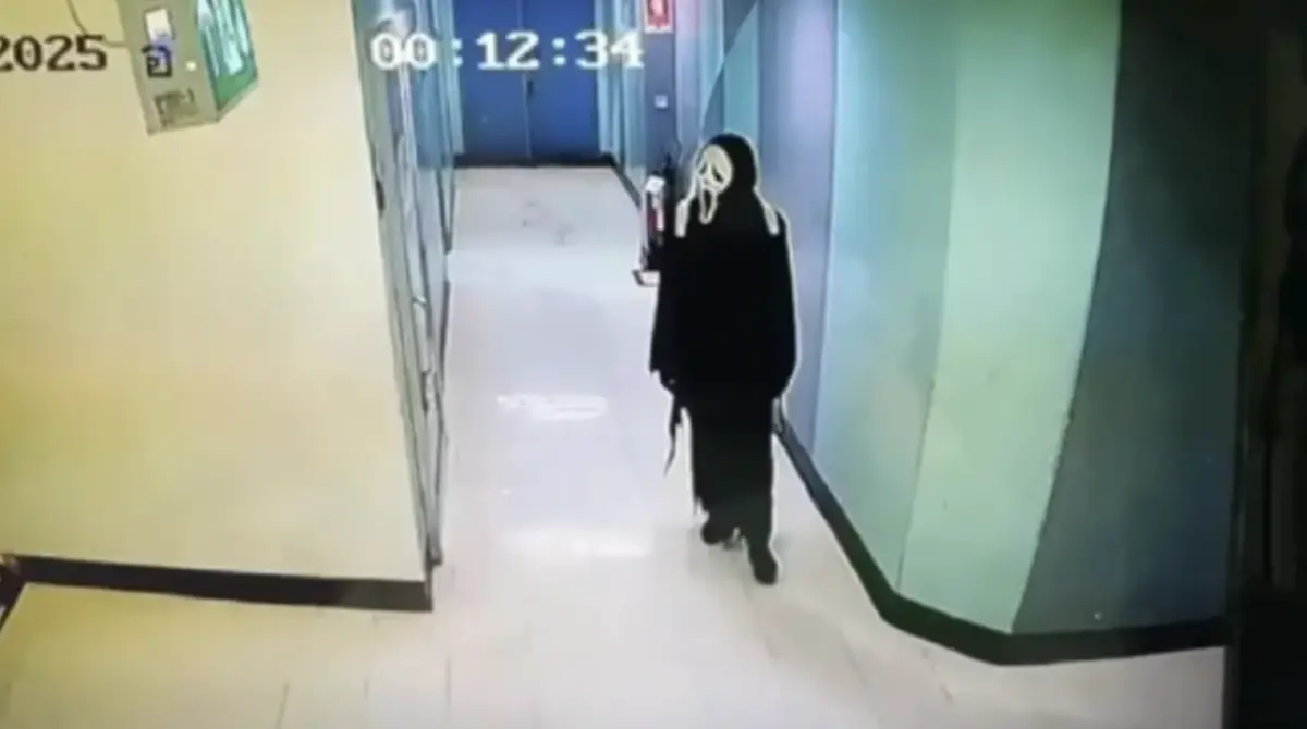 ▲一名21歲泰國男扮成「鬼臉殺手」搶金店，卻因找不到出去的路而受困整晚。（圖／翻攝自民族報）