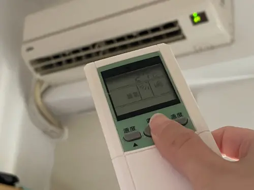 ▲天冷時許多人會打開暖氣保暖，卻有民眾改使用抗寒神器，而引起討論。（圖／記者陳雅雲攝）