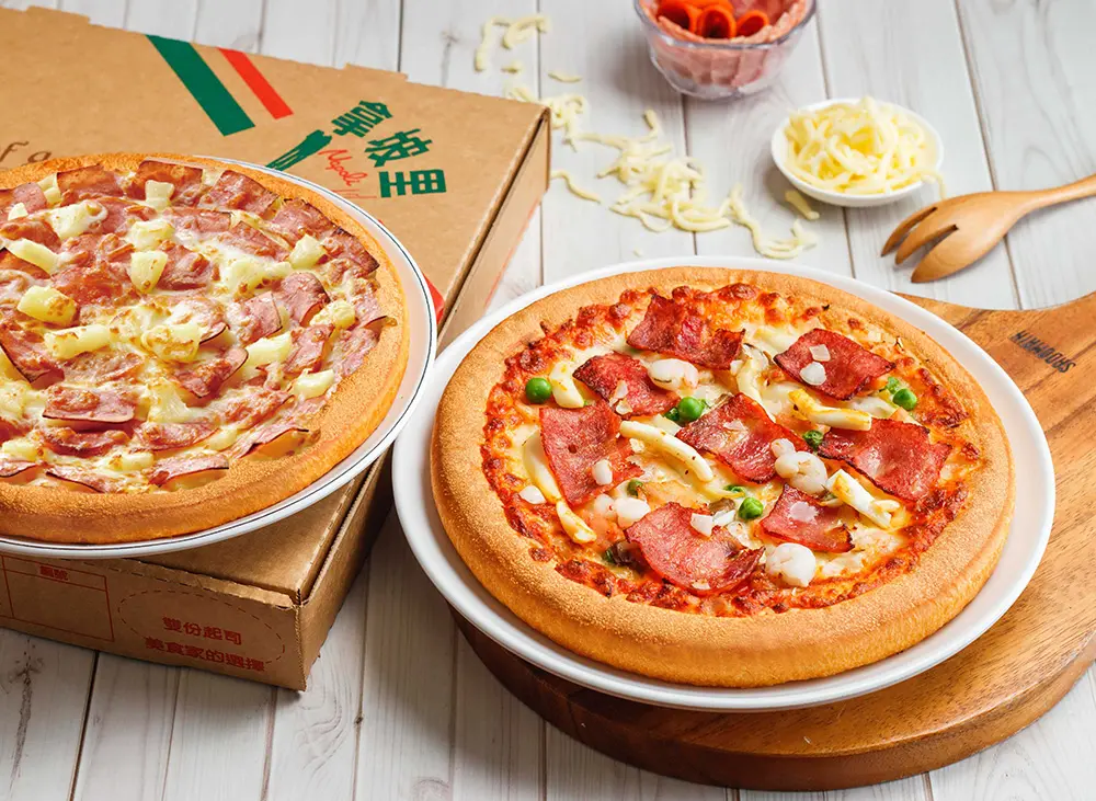 ▲三大披薩速食「比買一送一便宜」狂促銷！拿坡里今起平日內用或外帶「6款大披薩189元」大特價，力拚必勝客「8款大披薩199元」、達美樂「火山披薩天天半價」一次看。（圖／三商餐飲提供）