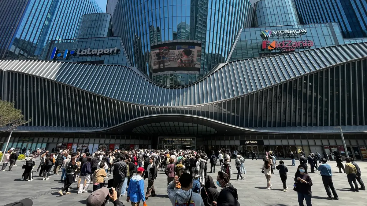 ▲南港LaLaport開幕後今（22）日迎接首個週末，全館預計會進駐逾300家專櫃品牌，不過目前僅8成滿。（圖／記者李政龍攝）