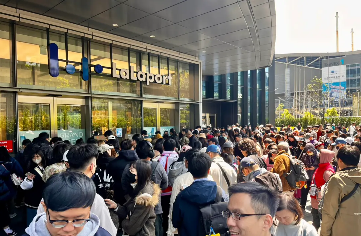 ▲南港LaLaport昨天開幕，中午12點30分開放民眾入場，購物中心門口早早就有民眾到場排隊，初估昨天最夯餐廳為林聰明沙鍋魚頭。（圖／記者李政龍攝）