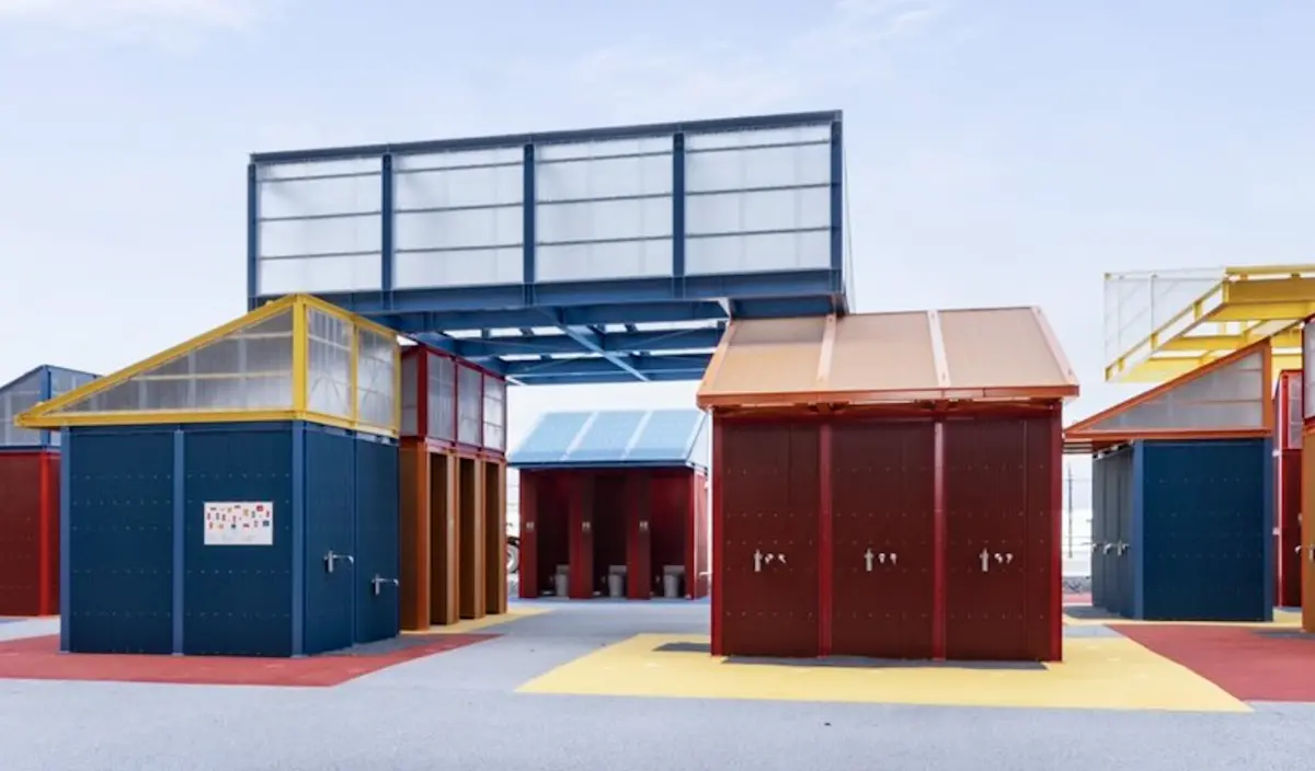 ▲近期大阪世博「2億日圓廁所」曝光，因外觀簡陋遭質疑「像露營區臨時廁所」，讓輿論炸鍋。（圖／翻攝自X）