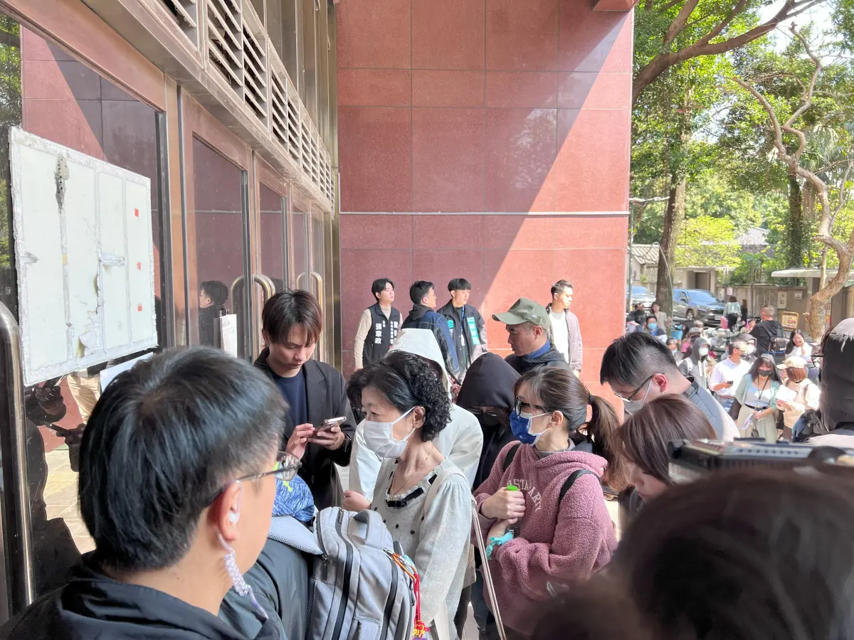 ▲柯文哲涉貪案，今（20）日首度提訊開庭，柯妻陳佩琪下午1時09分許，抵達台北地院排隊領取旁聽證，陳佩琪不接受訪問，表情凝重、不發一語，排在第二位。（圖／記者徐敏娟攝）