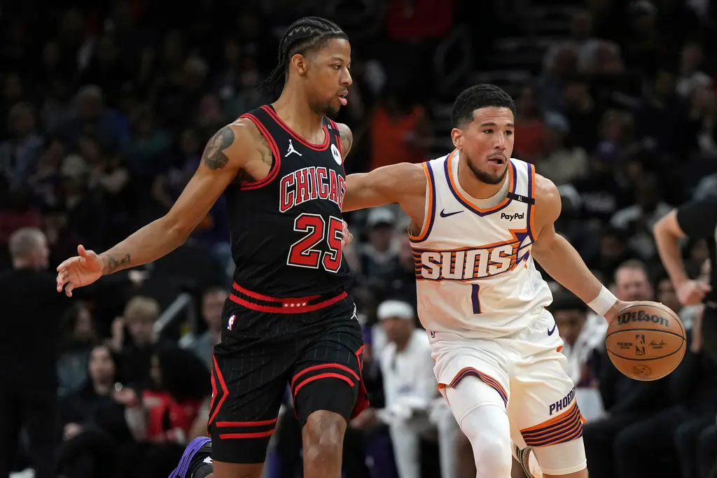 ▲「書人」Devin Booker此役火力全開，全場轟下41分，末節獨得20分，關鍵時刻接管比賽，率領太陽以127：121擊敗公牛，重返西區前10。（圖／美聯社／達志影像）