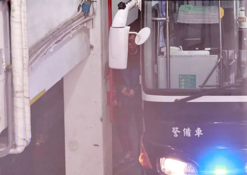 ▲前民眾黨主席柯文哲下囚車出庭。(圖/記者吳翊緁攝)