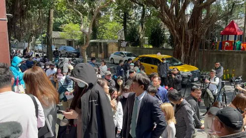 ▲柯文哲涉貪案今（20）日首度開庭，民眾黨主席黃國昌也現身隊伍中，排隊領取旁聽證。（圖／記者徐敏娟攝）