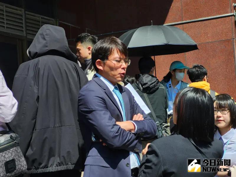 ▲京華城案首度提訊柯文哲,民眾黨主席黃國昌到北院排隊旁聽開庭。(圖/記者吳翊緁攝,2025.03.20)
