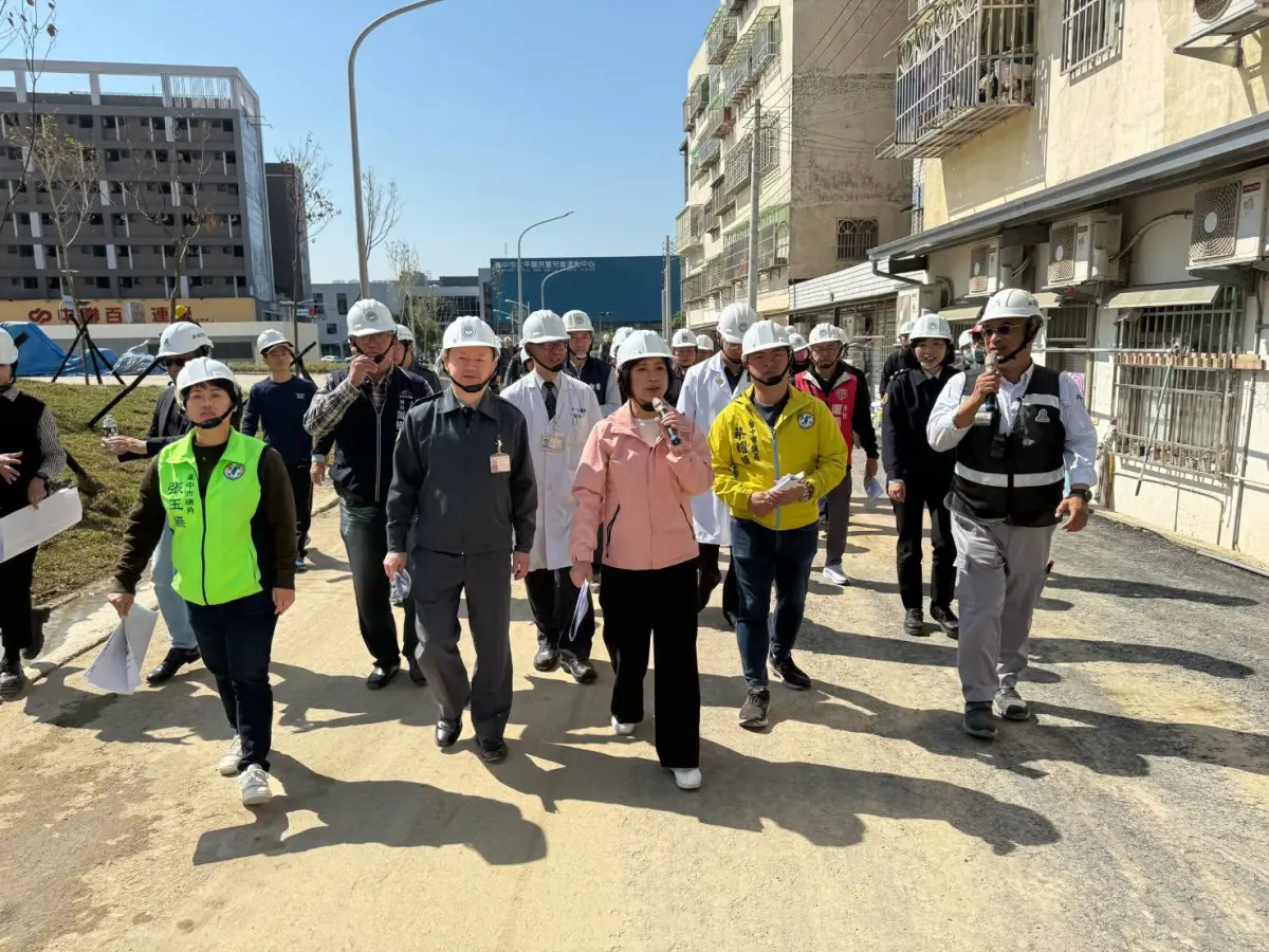 ▲立法委員何欣純前往國軍台中總醫院工程現場會勘，並了解新建基地這段一百多公尺的通行空間(圖／何欣純服務處提供2025.3.20)