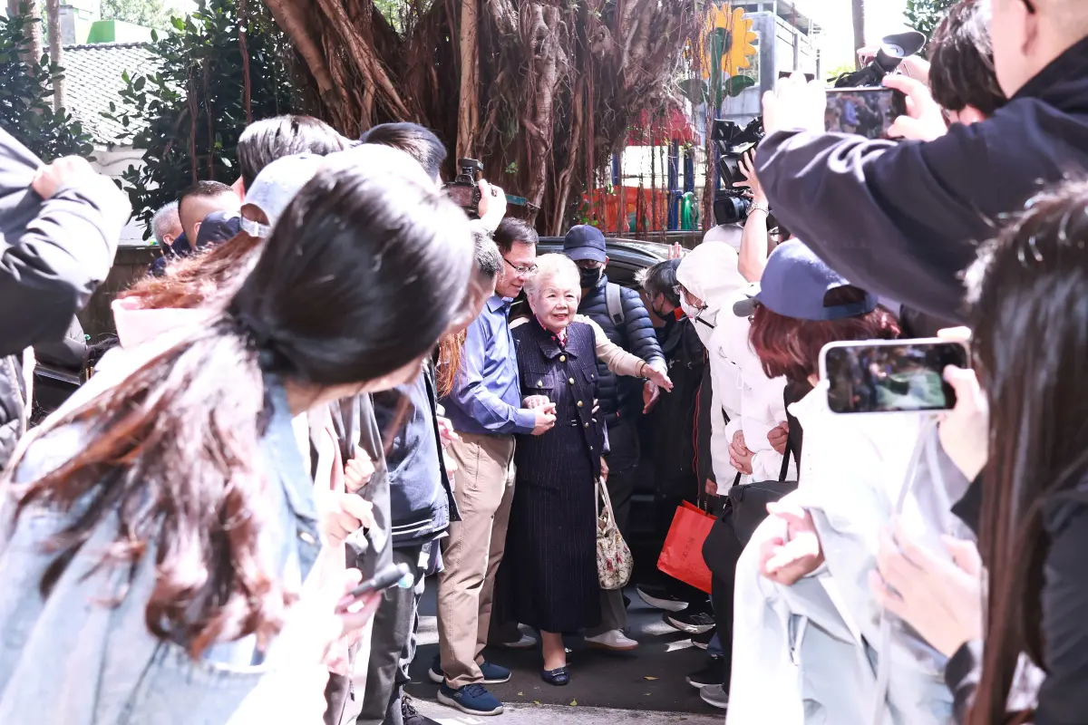 ▲柯文哲涉貪案，今（20）日首開庭，柯媽媽原定下午3時抵達台北地院，提早於1時50分許到達北院。（圖／記者吳翊緁攝）