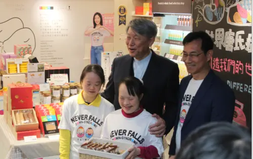 林正俠受訪表示,郭智輝上週主動與基金會聯絡,希望藉由這次展覽認識唐寶寶,也跟唐氏症家庭道歉。 ▲林正俠(圖右)受訪表示,郭智輝上週主動與基金會聯絡,希望藉由這次展覽認識唐寶寶,也跟唐氏症家庭道歉。(圖/記者鍾泓良攝影)