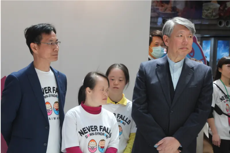 ▲郭智輝在看完展覽拿出事前準備文稿表示，自己在世界唐氏症日前夕，可以參加活動，對他來說是很寶貴的生命教育。（圖／記者鍾泓良攝影）